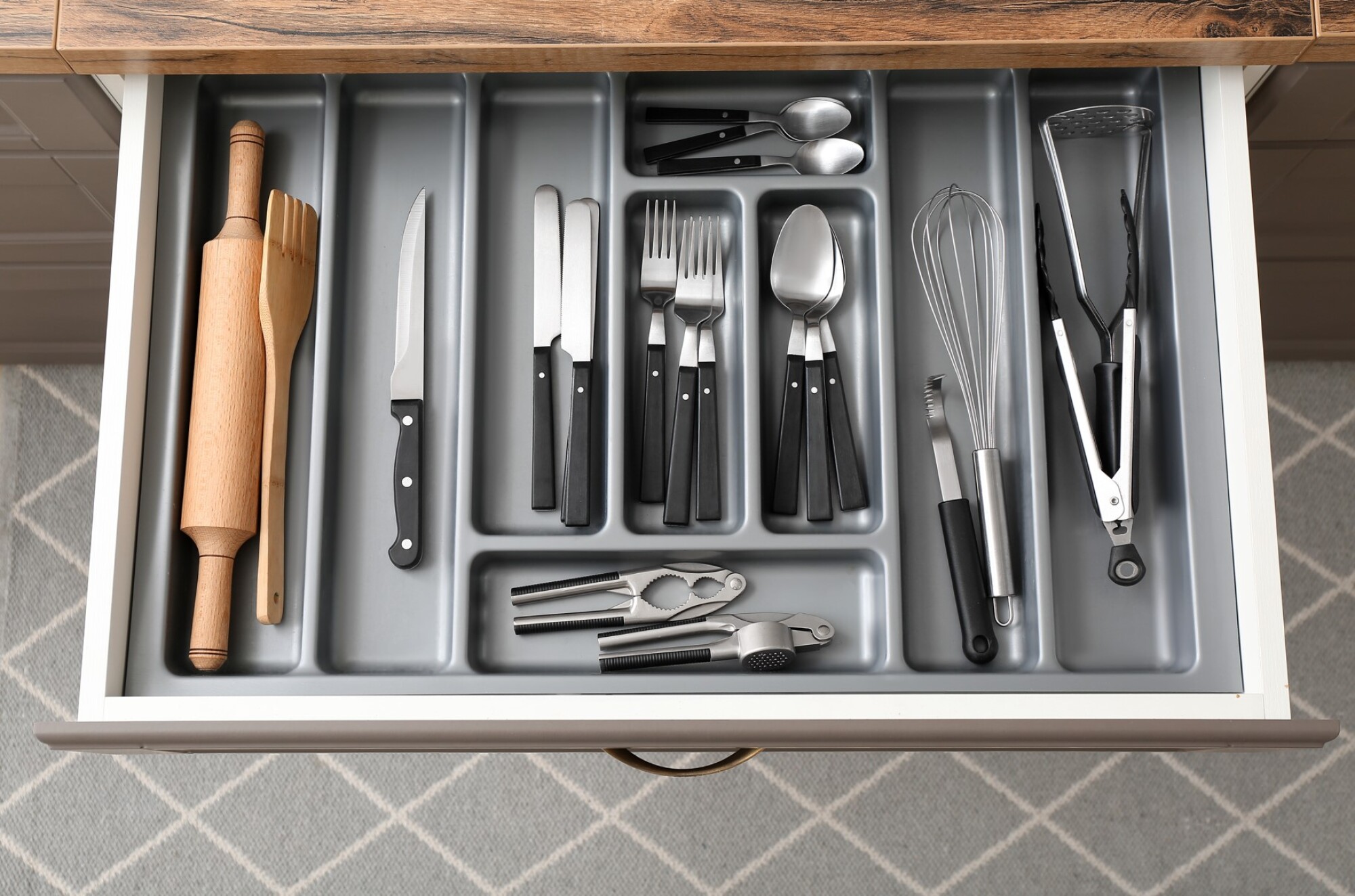 Pose de tiroirs à couverts