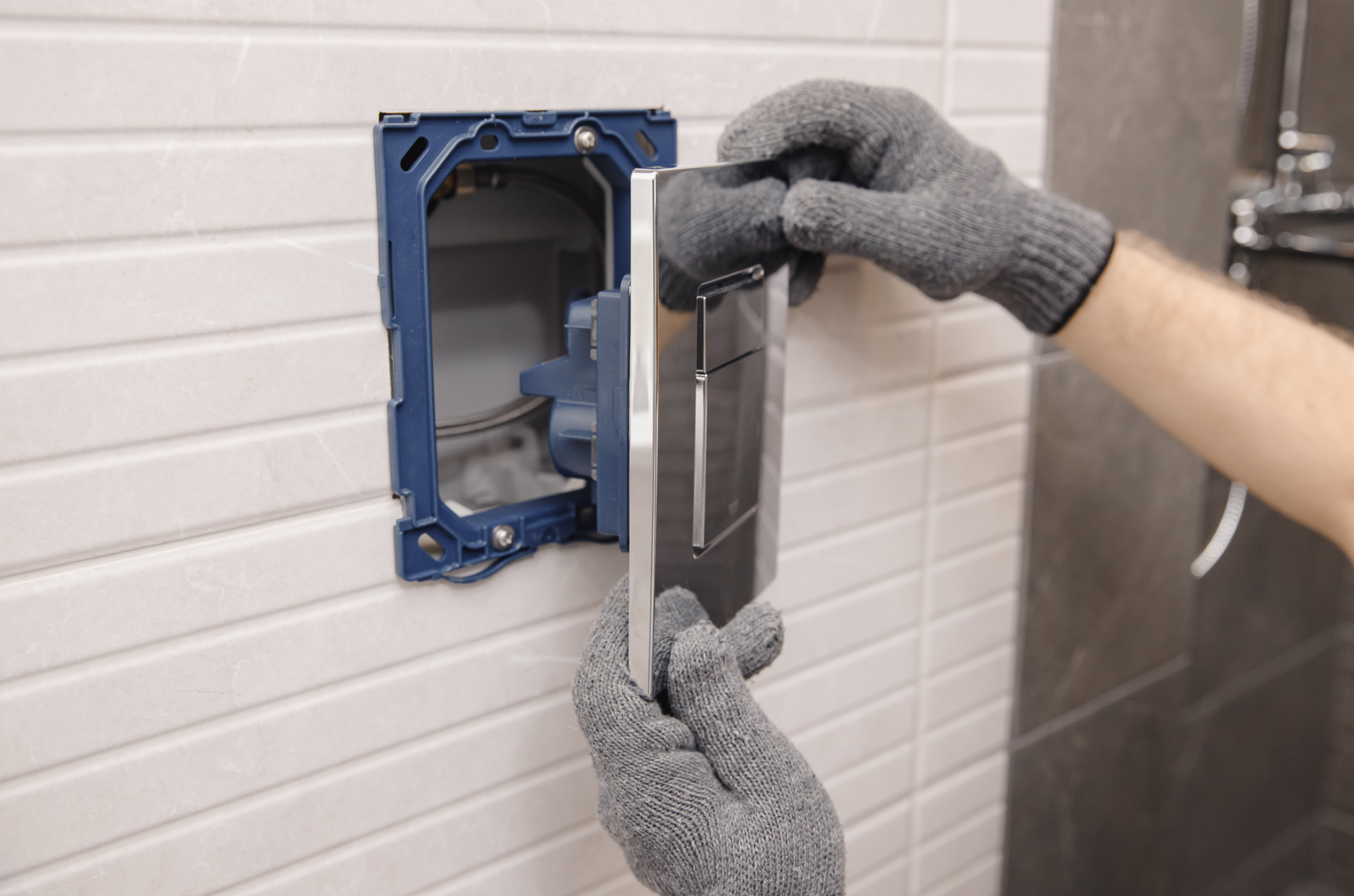 Installation d'une plaque de commande WC