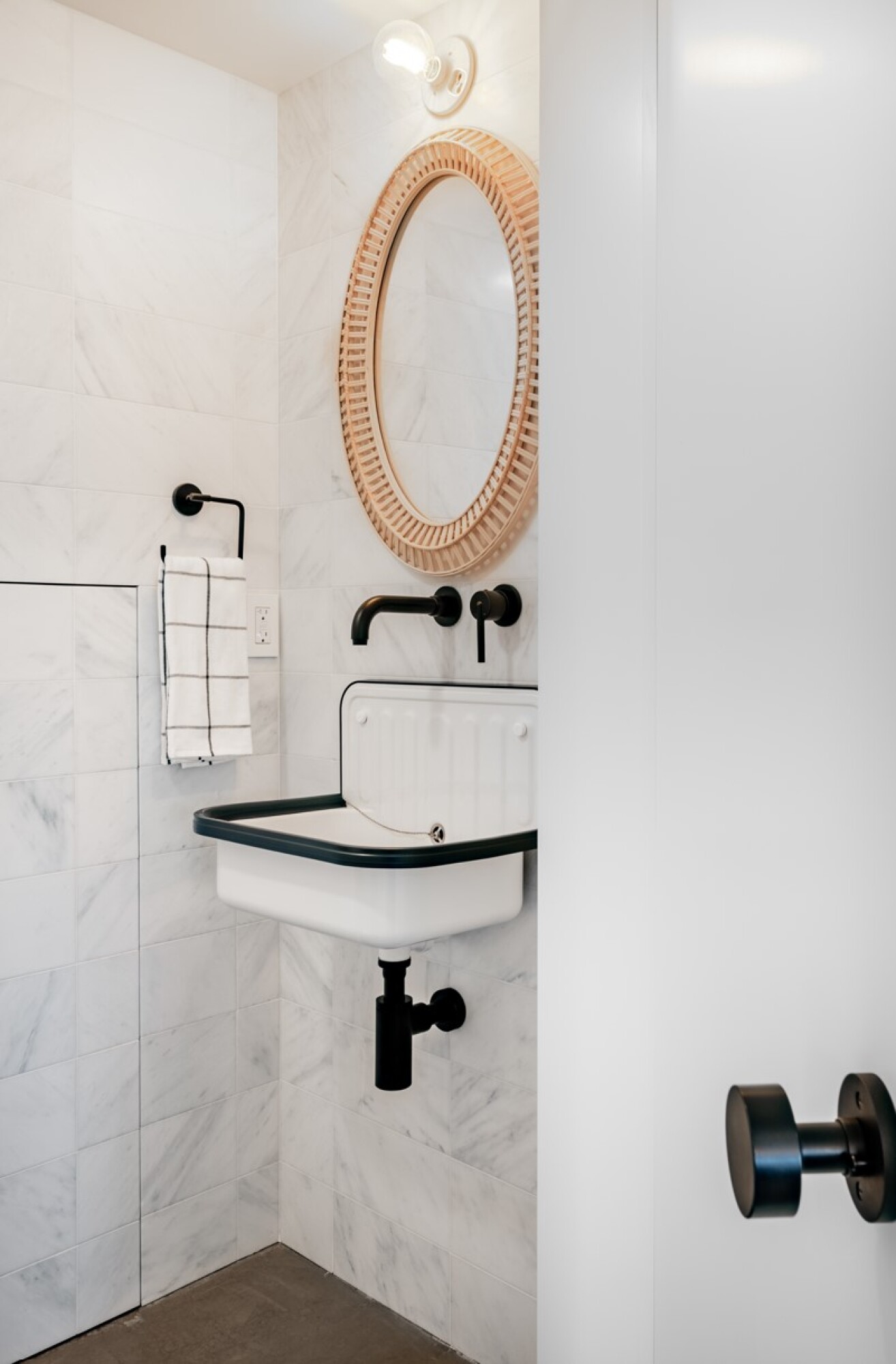 Installation lave-mains mural