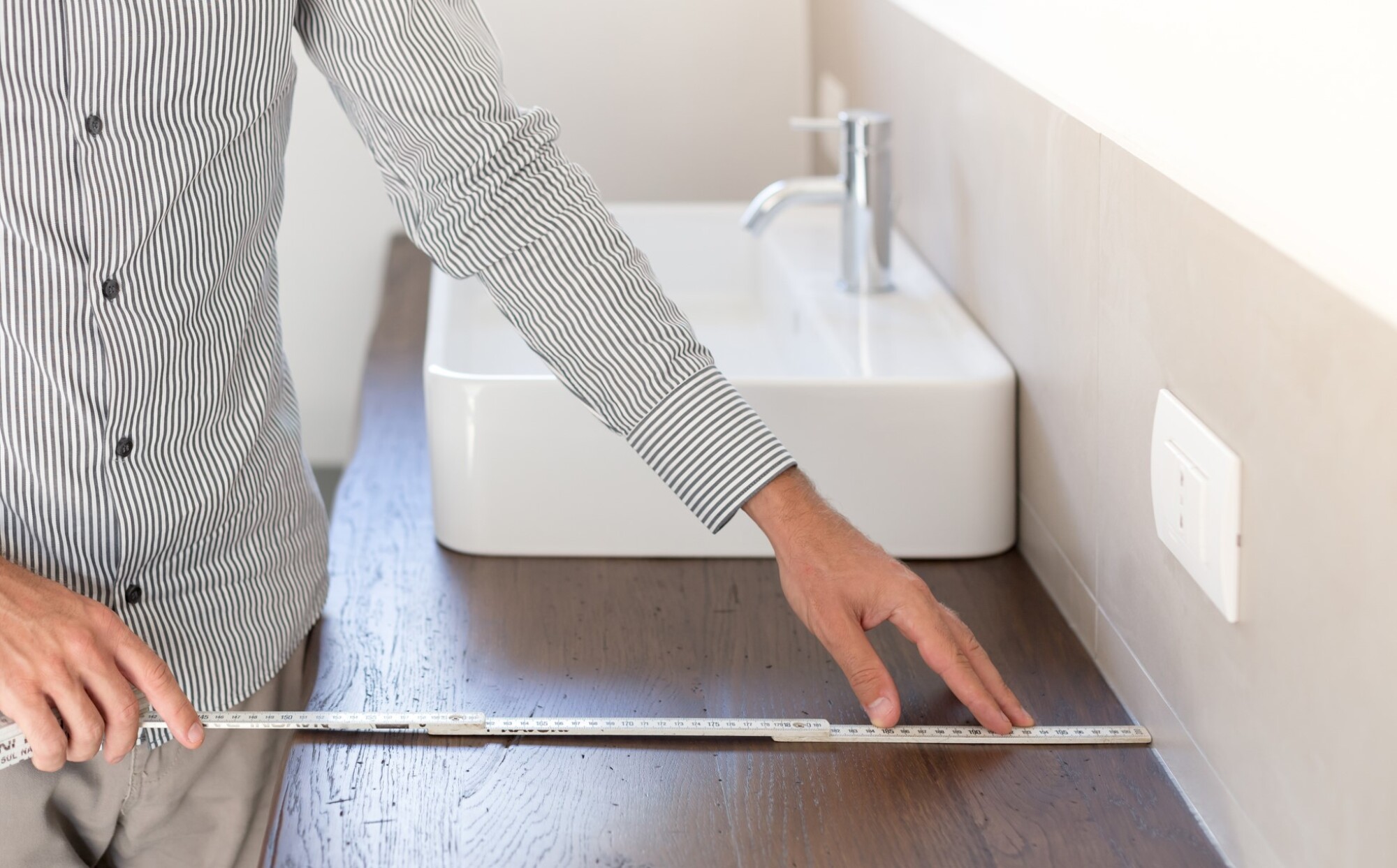 Mesure pour découpe plan vasque