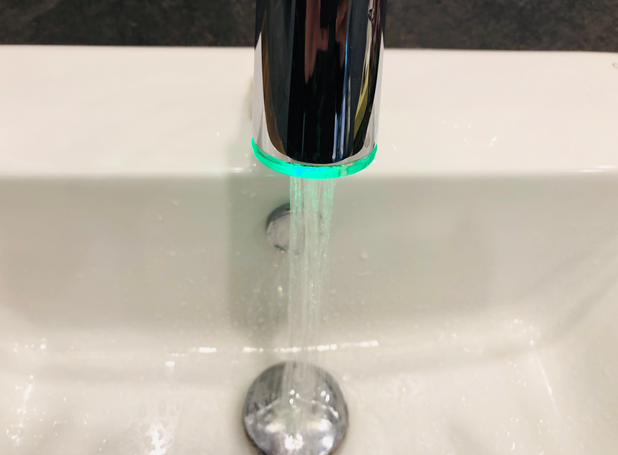 Pose de robinet lumineux