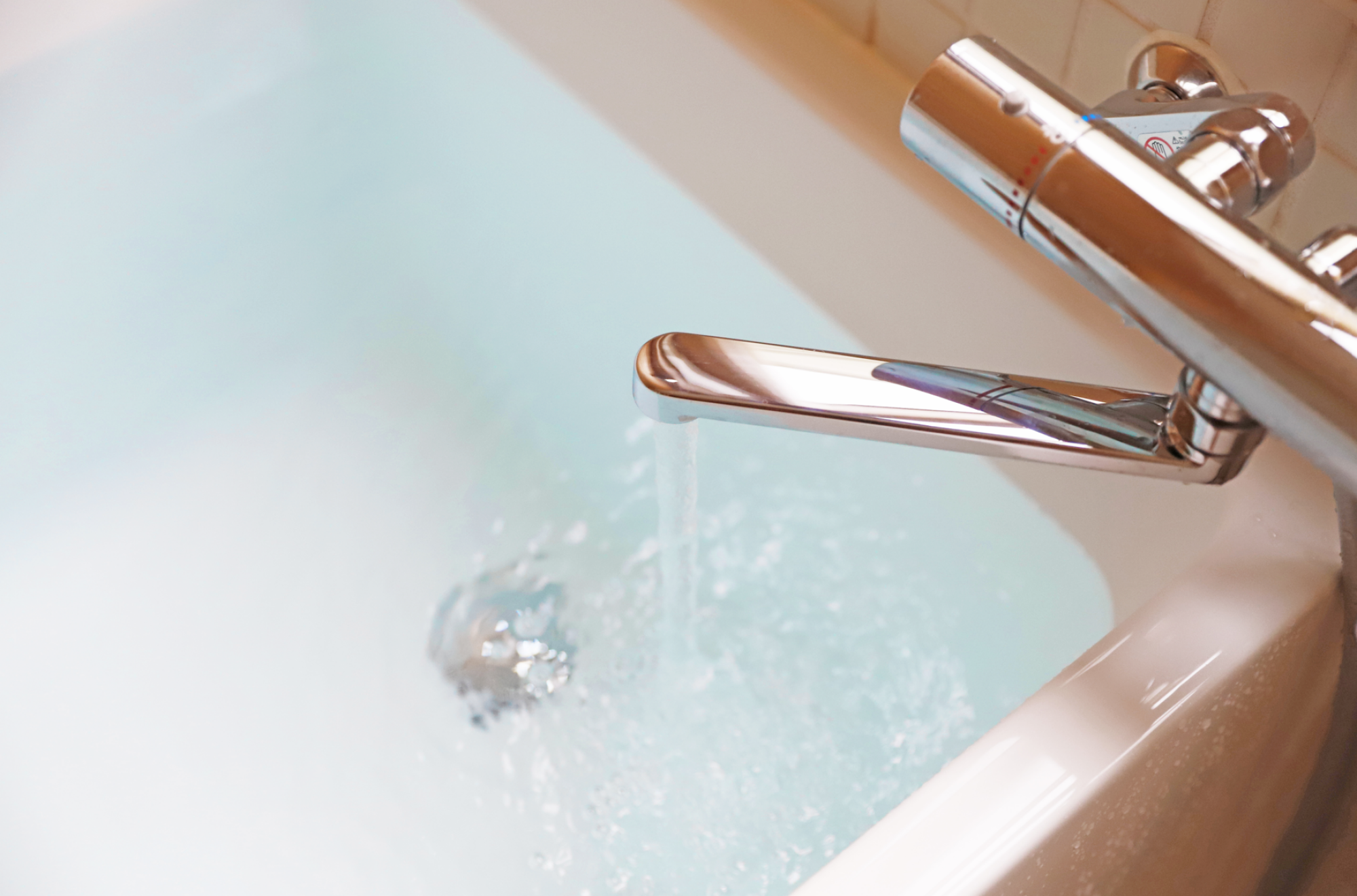 Mitigeur thermostatique de baignoire pivotant