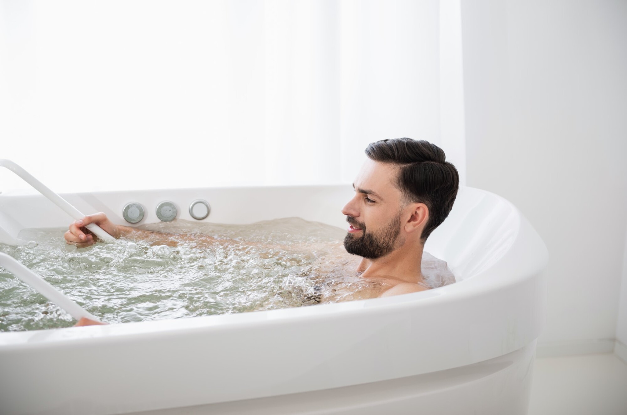 Pose baignoire avec buses de massage