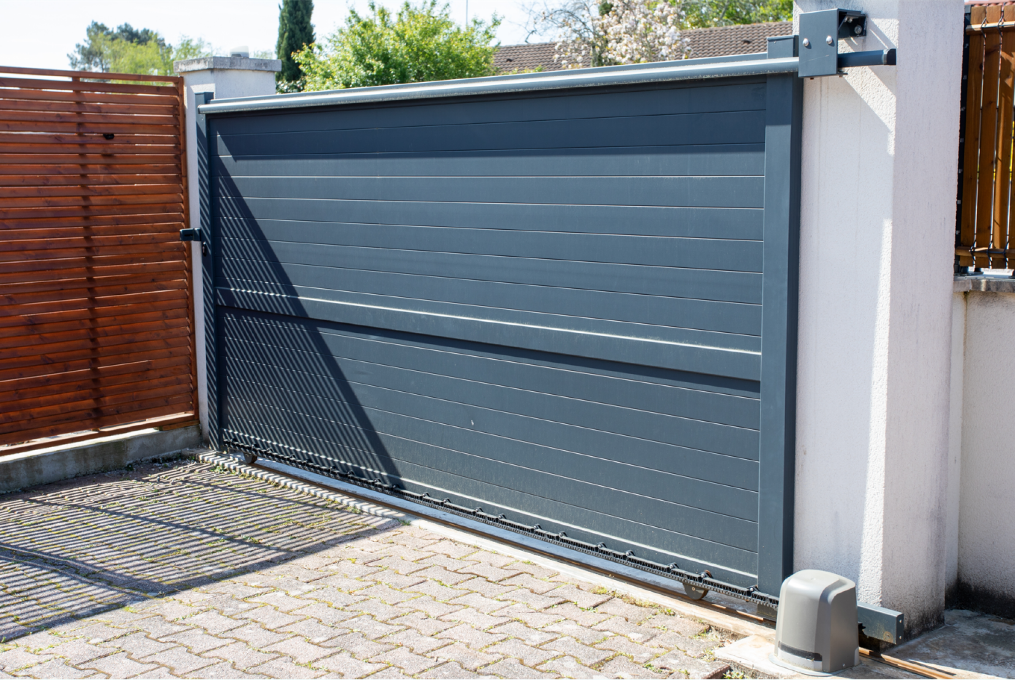 Installation d'automatismes pour portes de garage