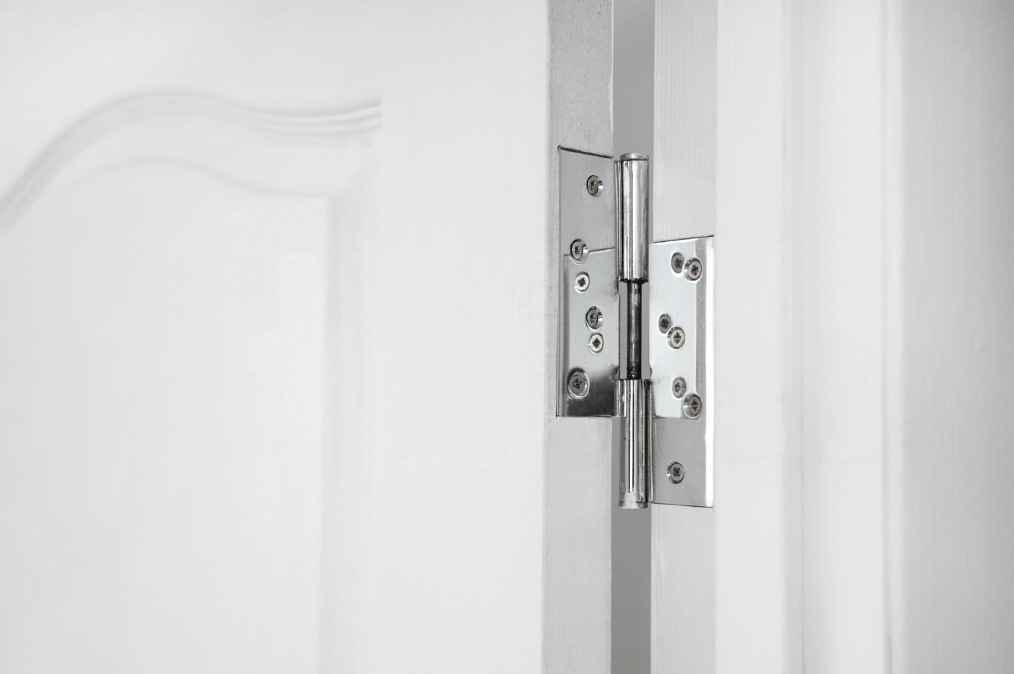 Installation de charnières pour porte