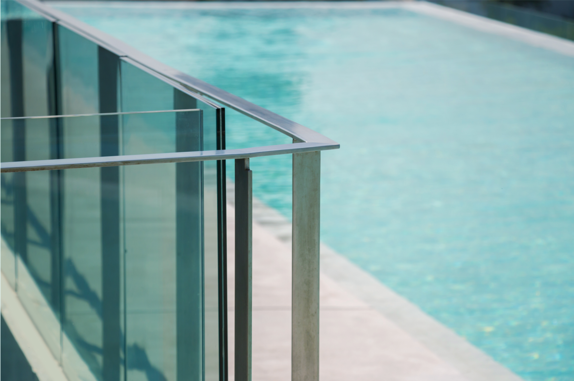 Pose de balustrades pour piscines