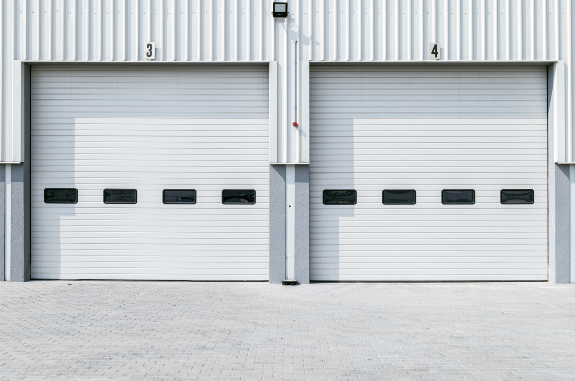 Pose de porte de garage avec hublots