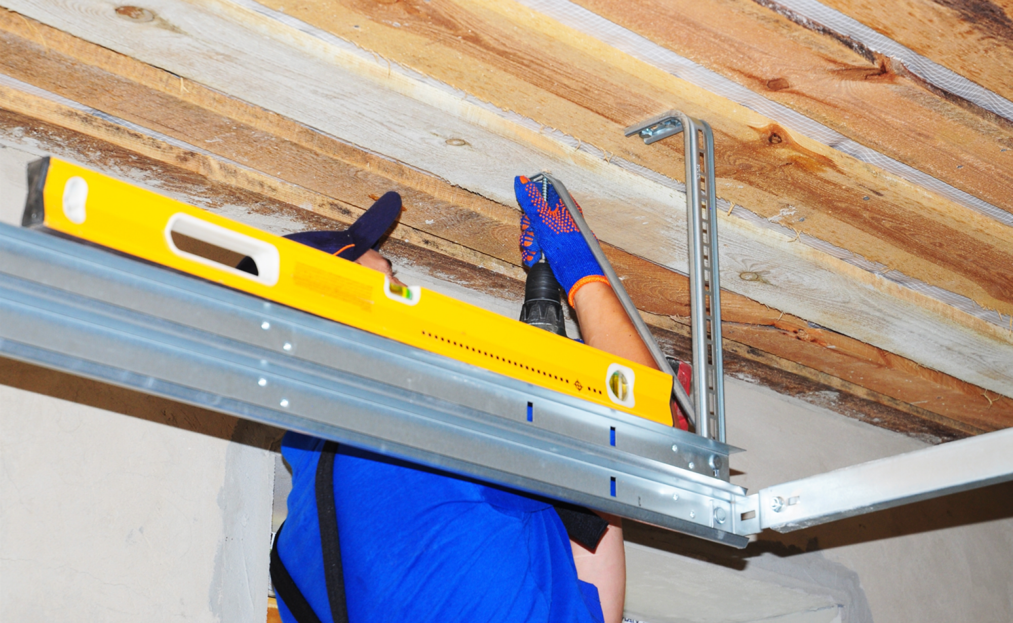 Pose de rails pour porte de garage