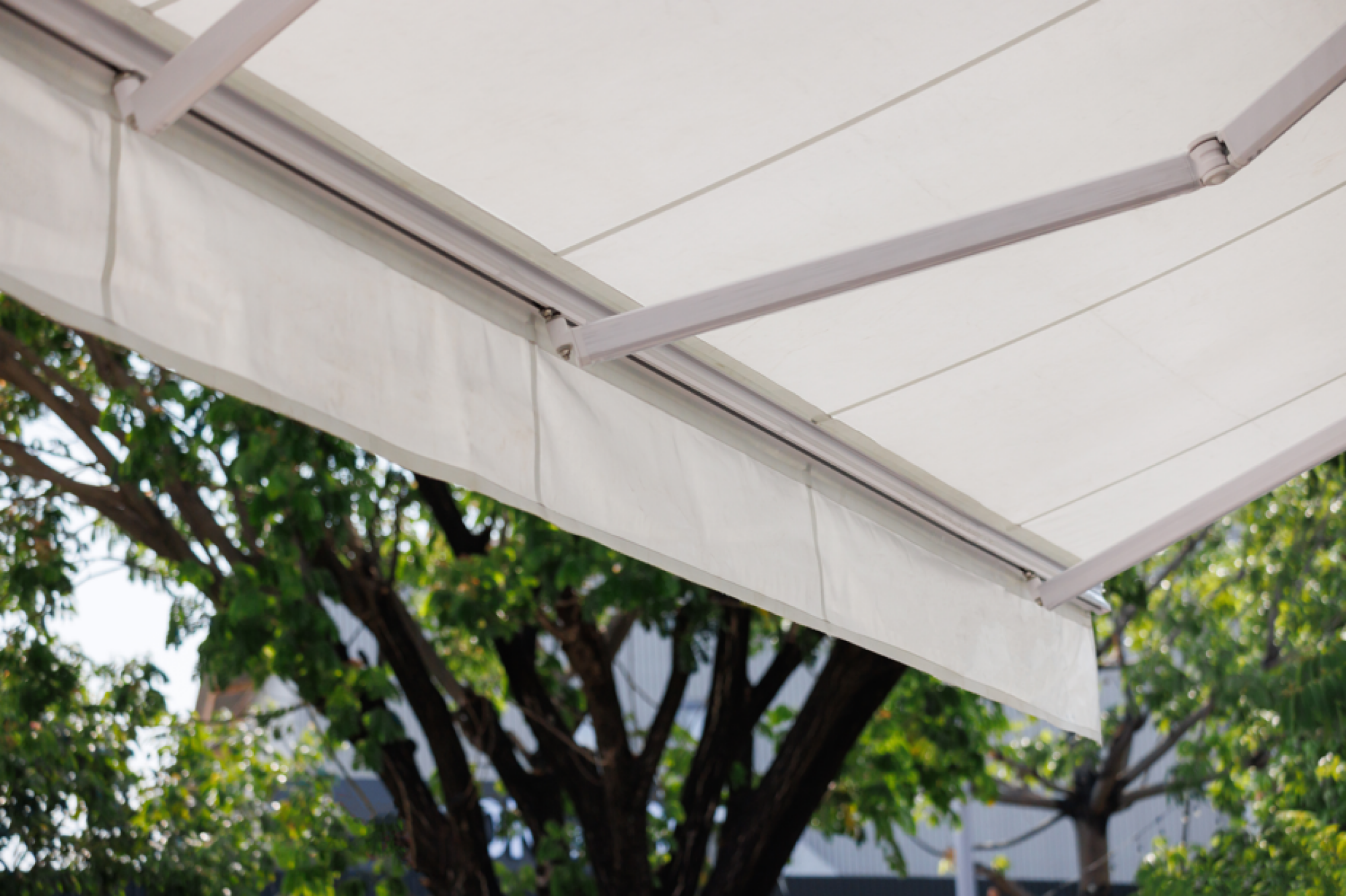 Pose de toiles de stores