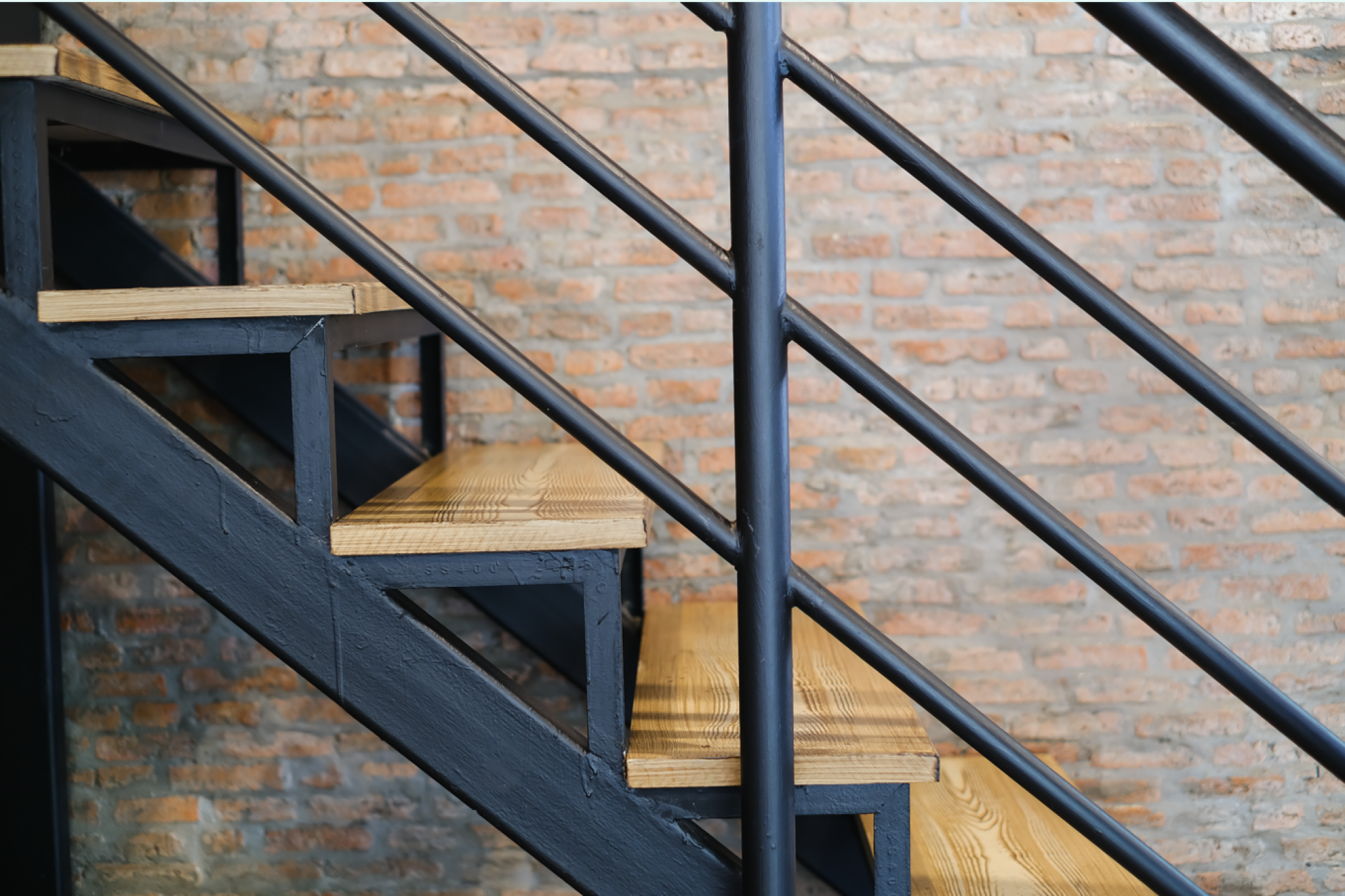 Pose d'escaliers modernes en métal