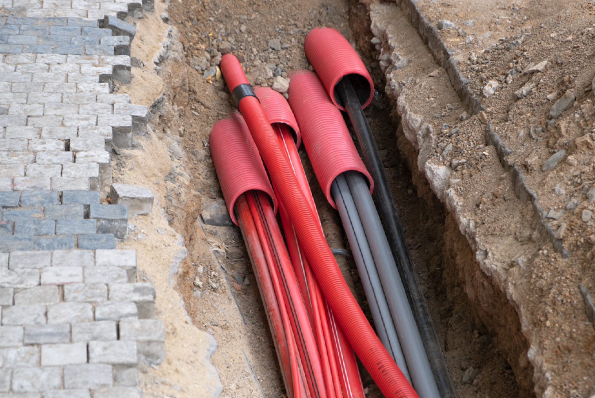 Installation de gaine pour câble triphasé