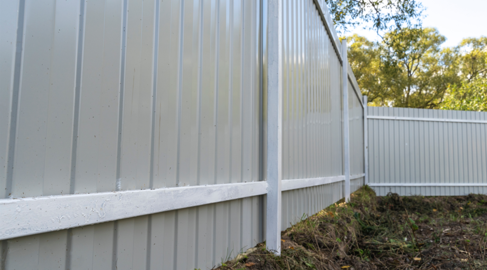 Installation de clôture en fer