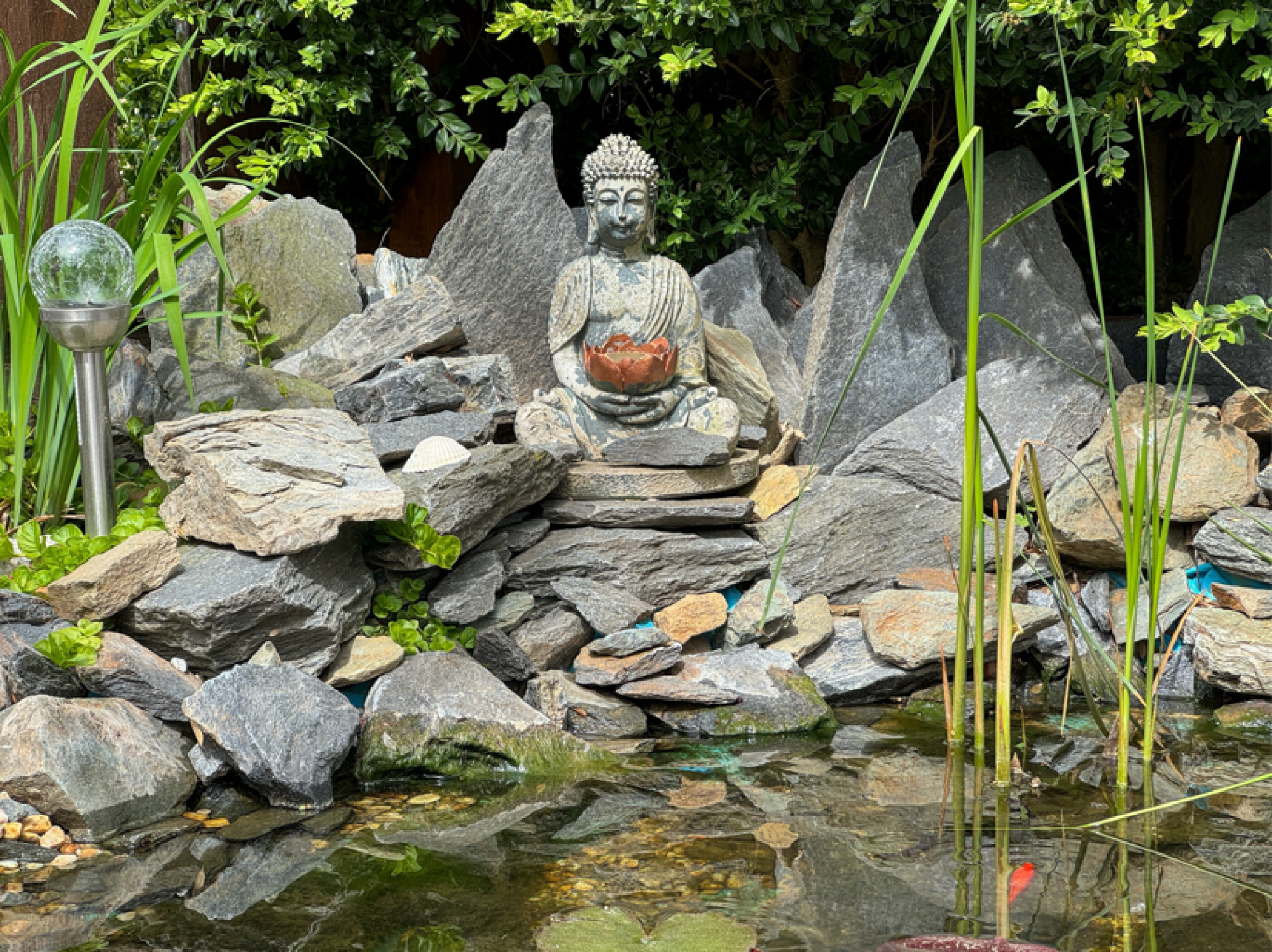 Pose de bouddha de jardin