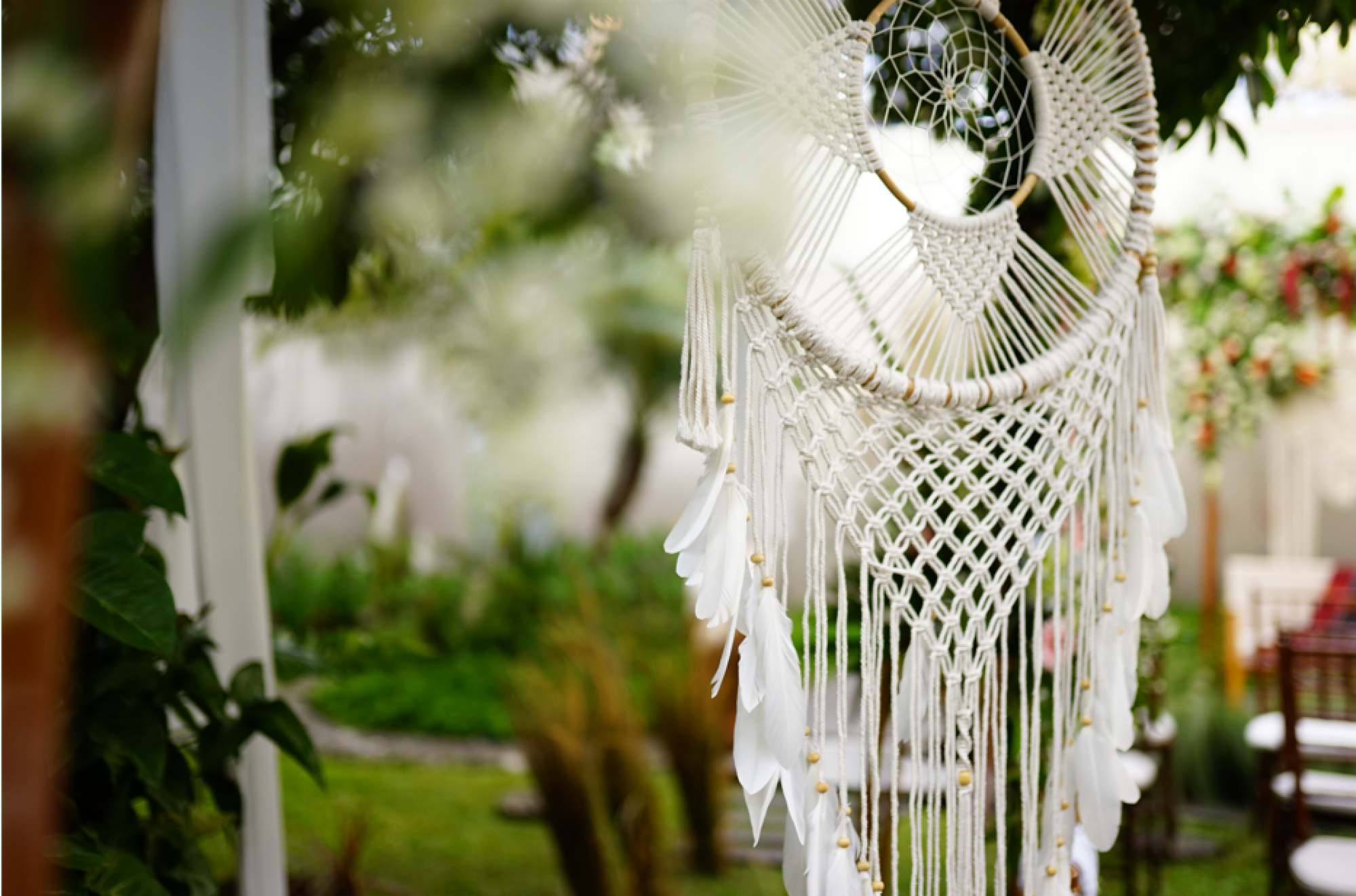 Pose de décoration bohème de jardin