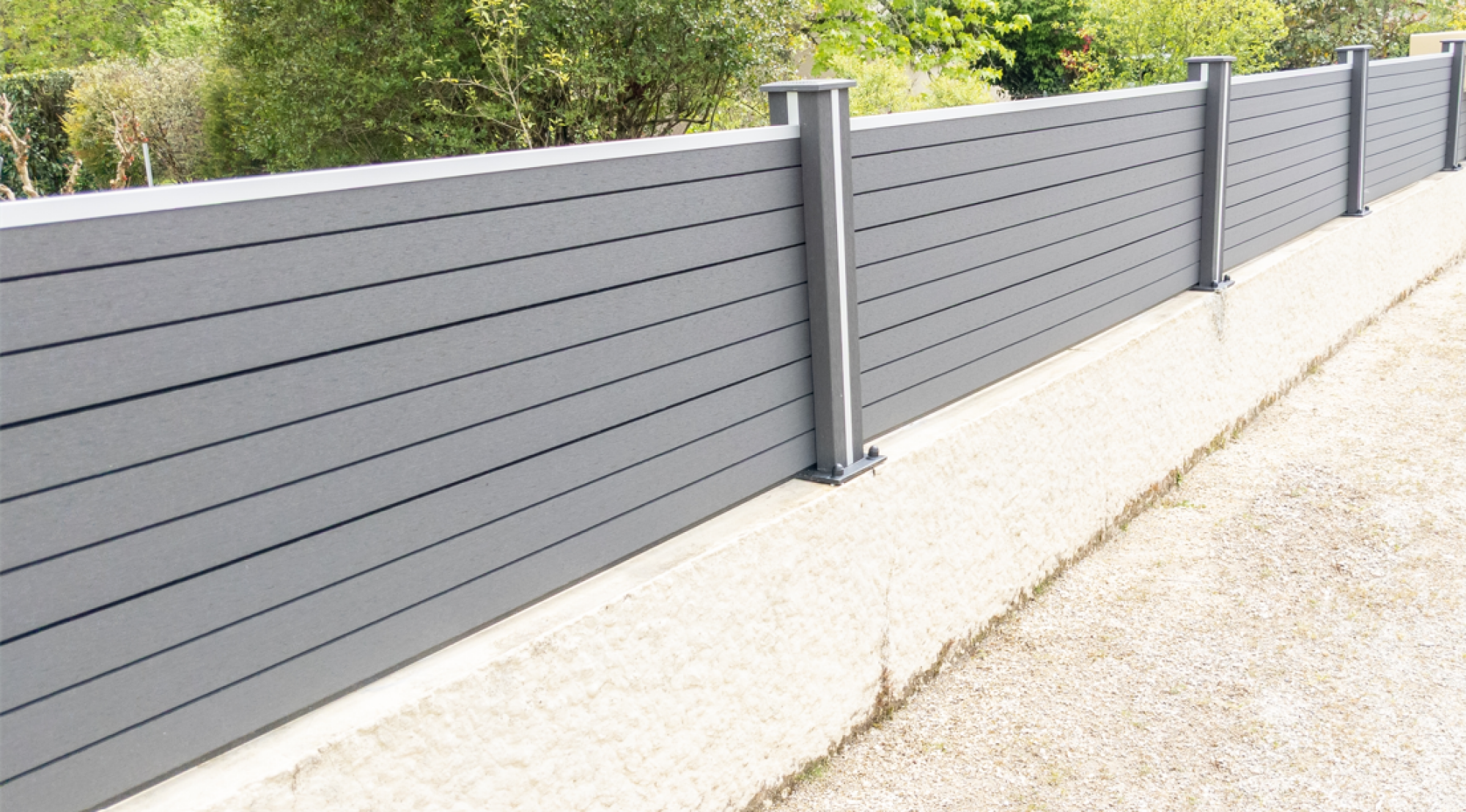 Pose de lamelles pour clôture