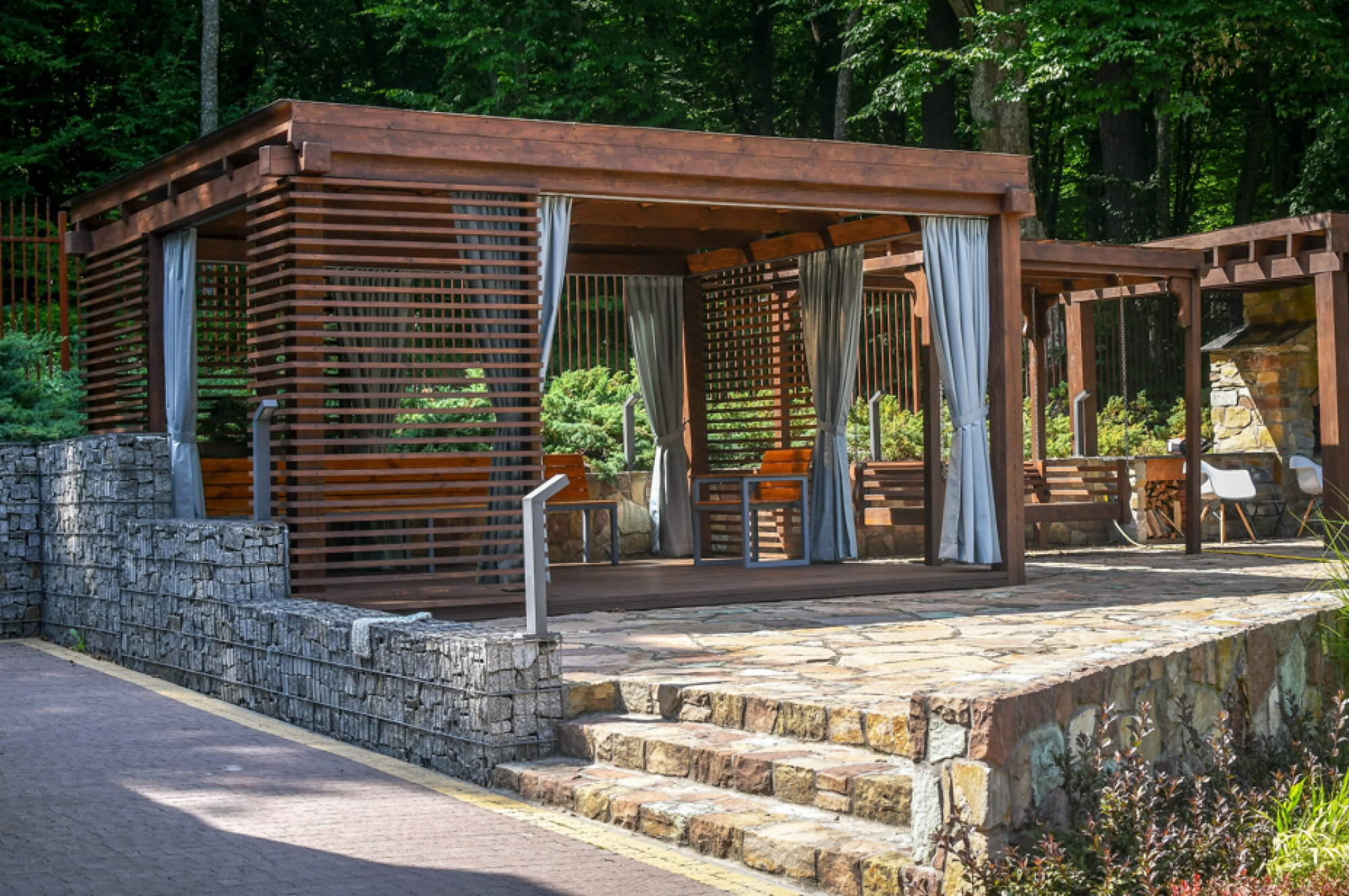 Service de pergola avec rideaux