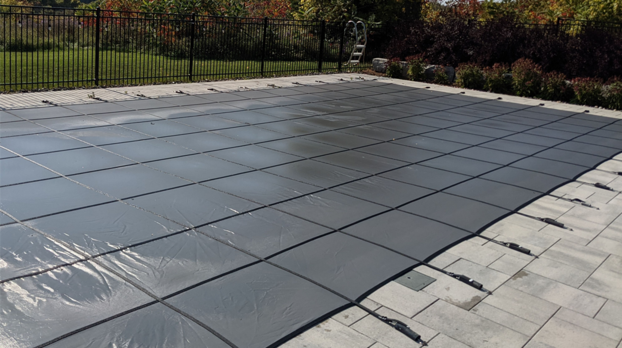 Pose de couverture de piscine