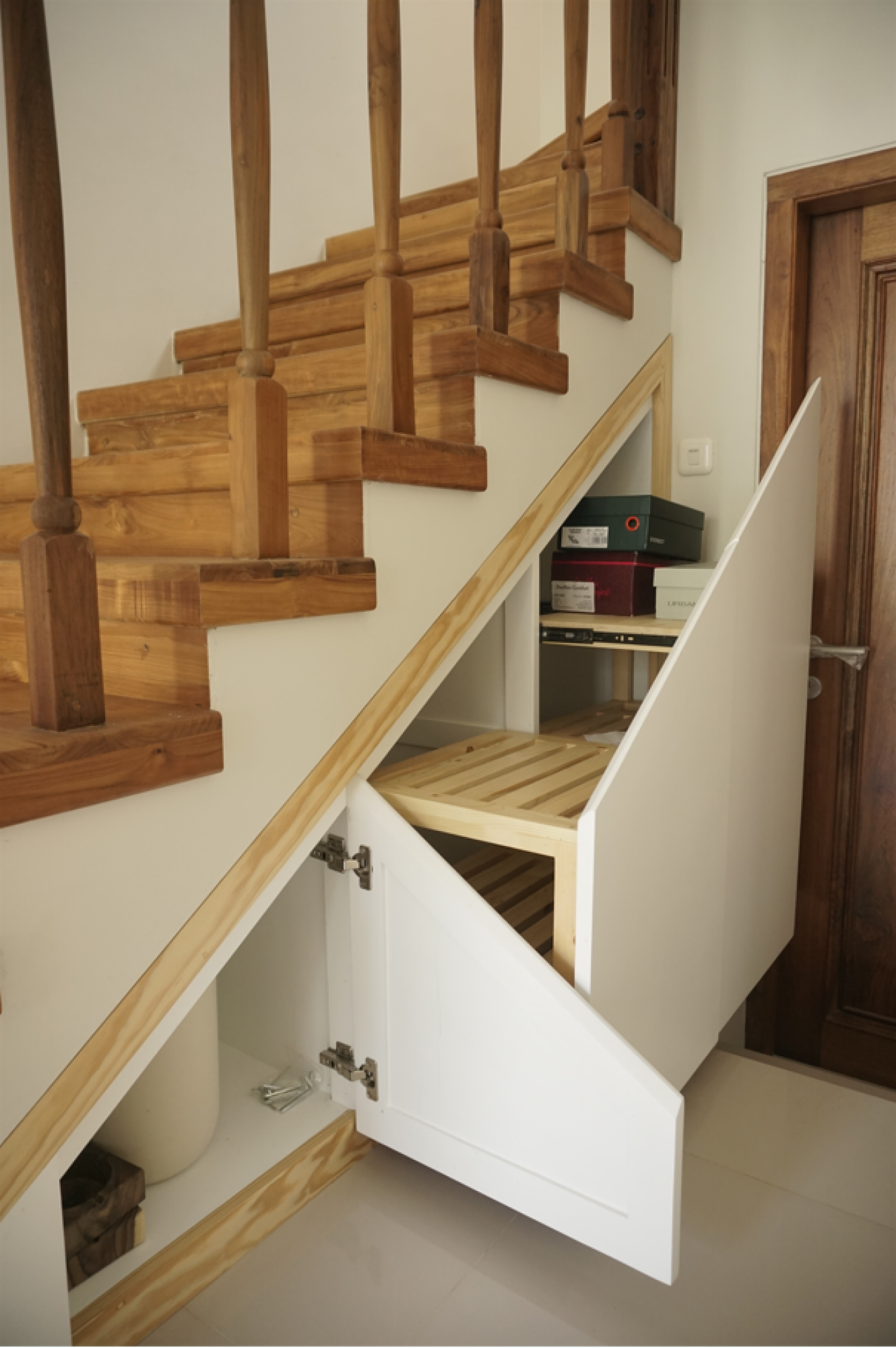 Rangement sous escalier