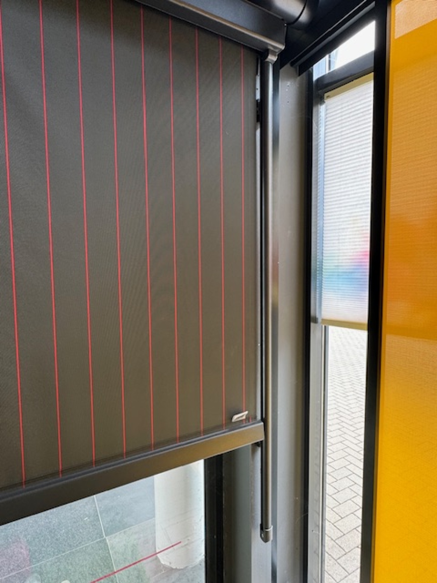 Store vertical électrique extérieur