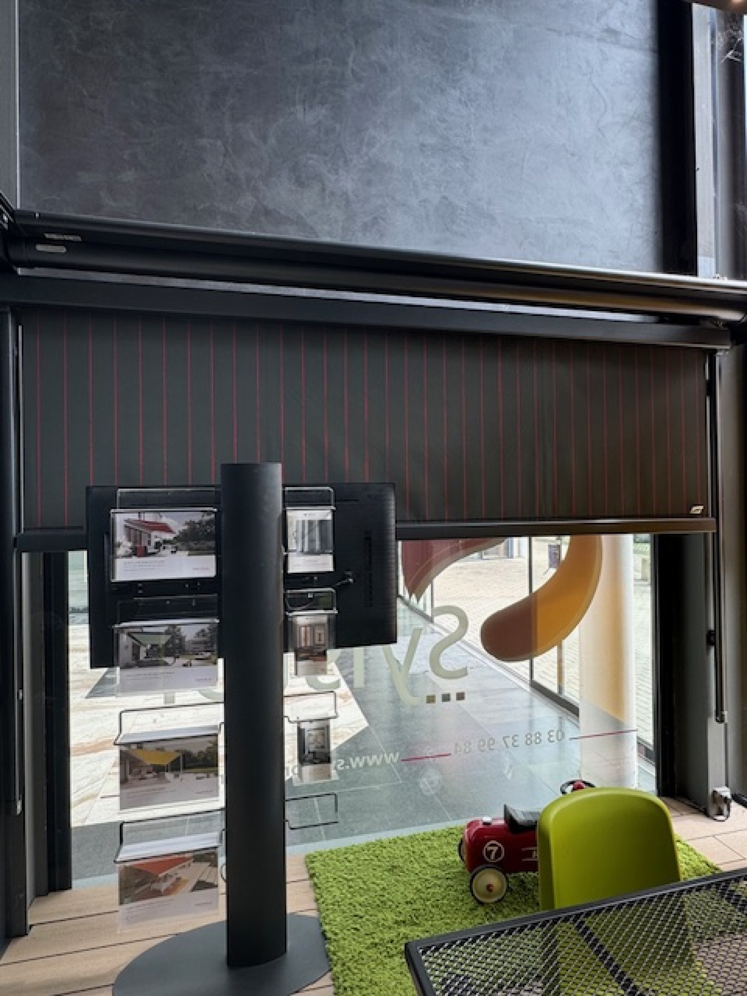 Store vertical électrique extérieur