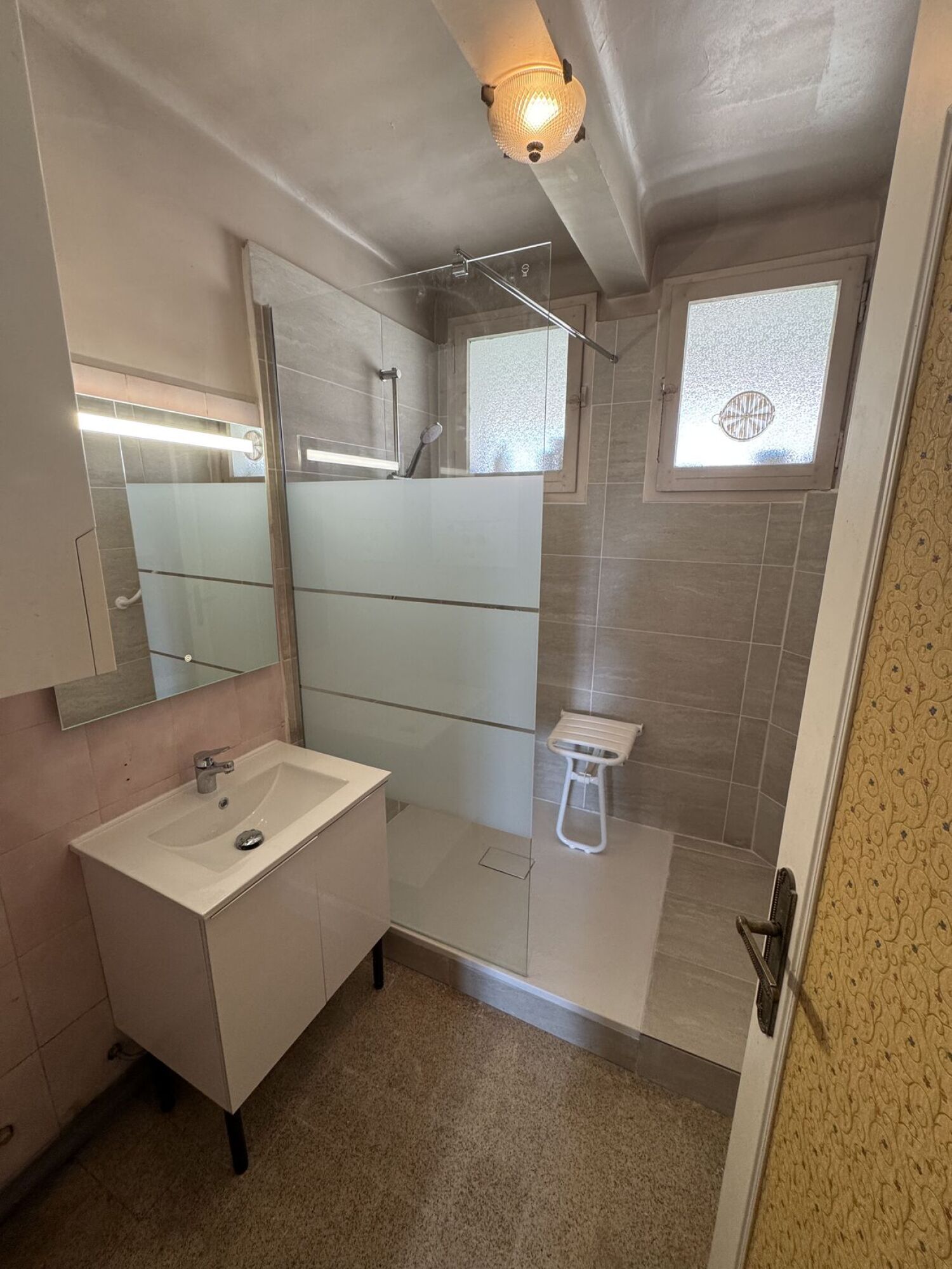 Installation siège de douche rétractable