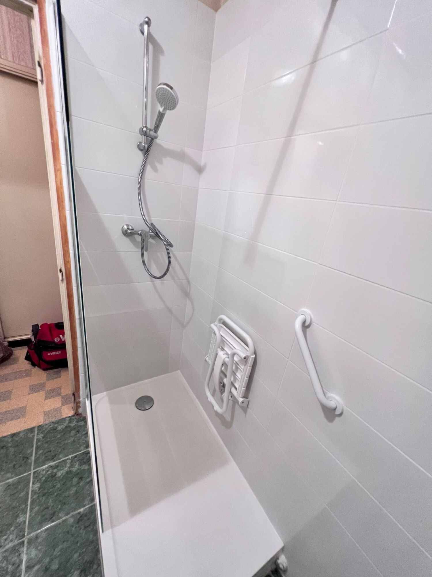 Installation siège de douche rétractable