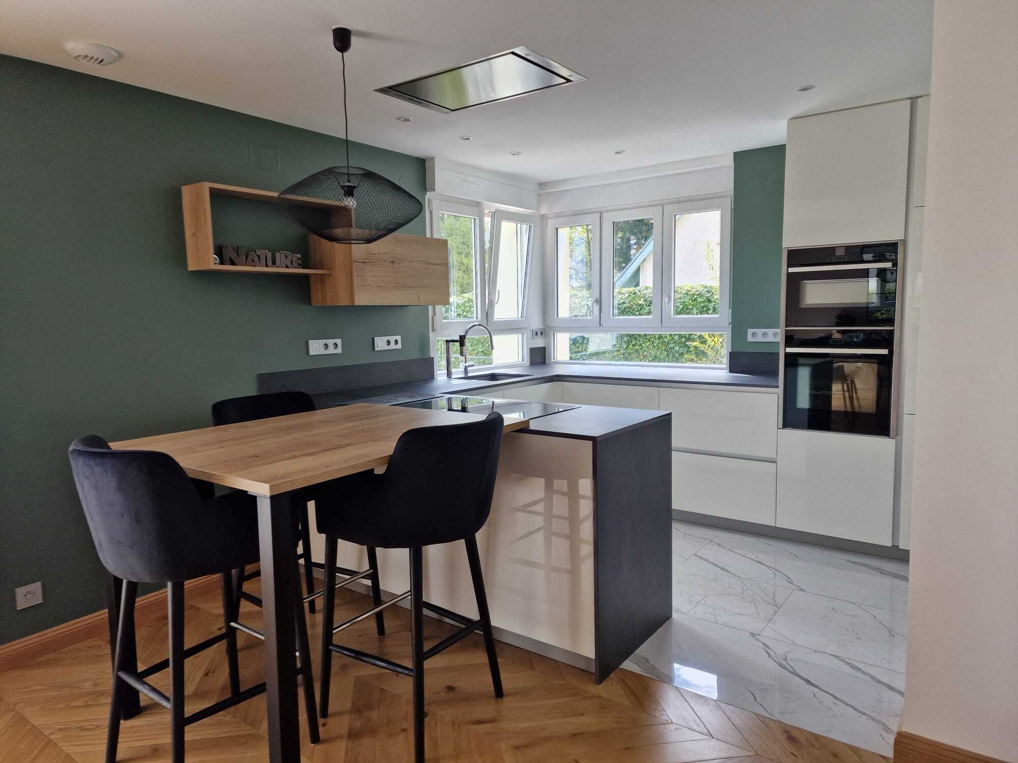 Conception cuisine sur-mesure façades blanches brillantes laquées + plan de travail céramique Dekton bromo