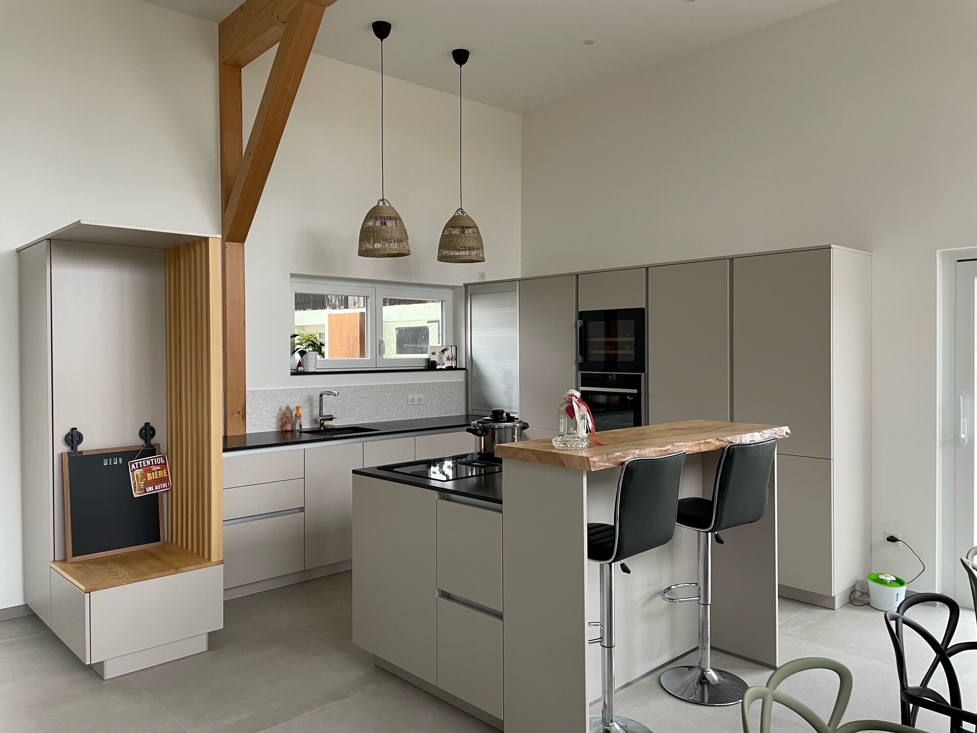 Conception cuisine sur mesure placards en mélaminé cachemire et plan de travail granit Zimbabwe et claustra bois