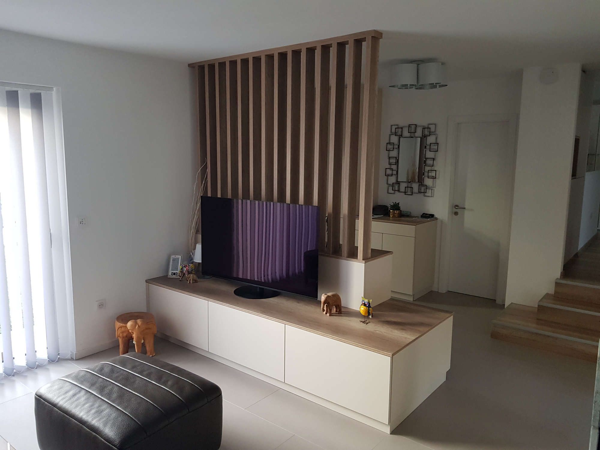 Création de meubles entrée + salon beiges sur-mesure avec claustra