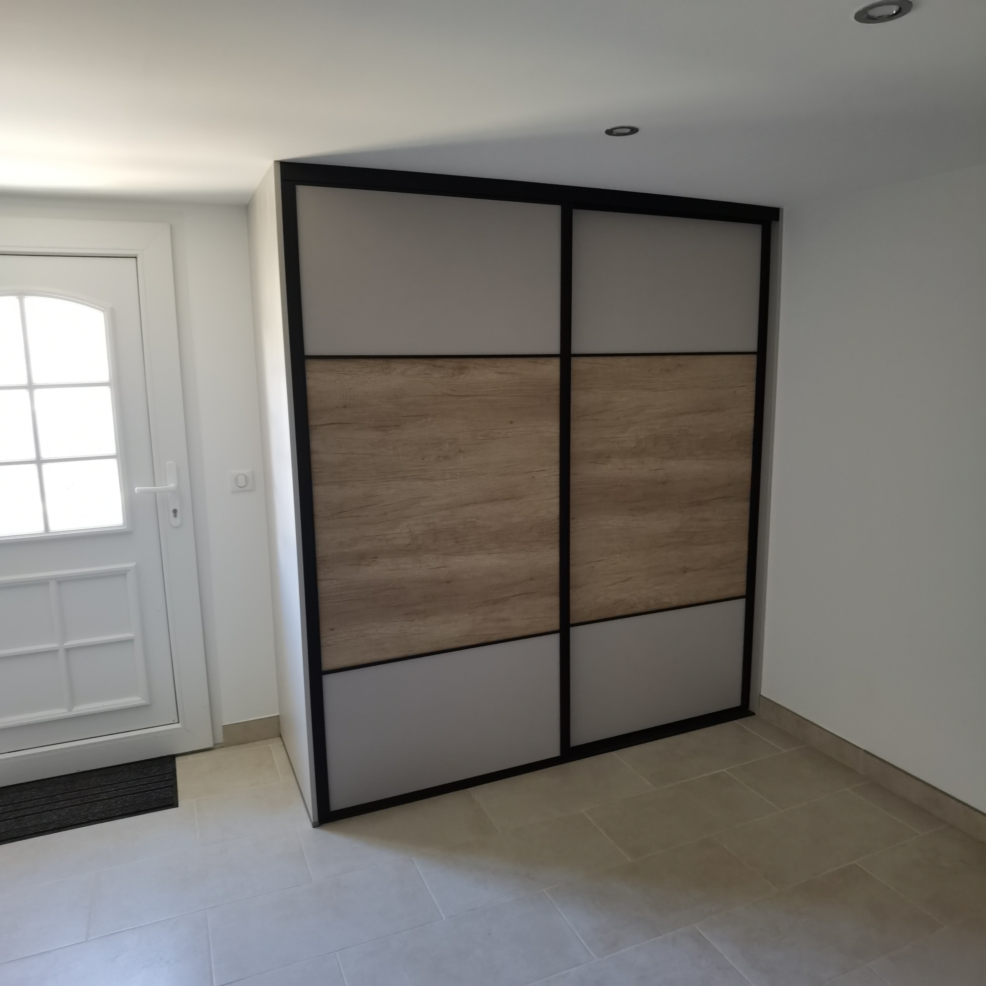 Création de placard sur-mesure 2 façades coulissantes en mélaminé + aménagement intérieur personnalisé