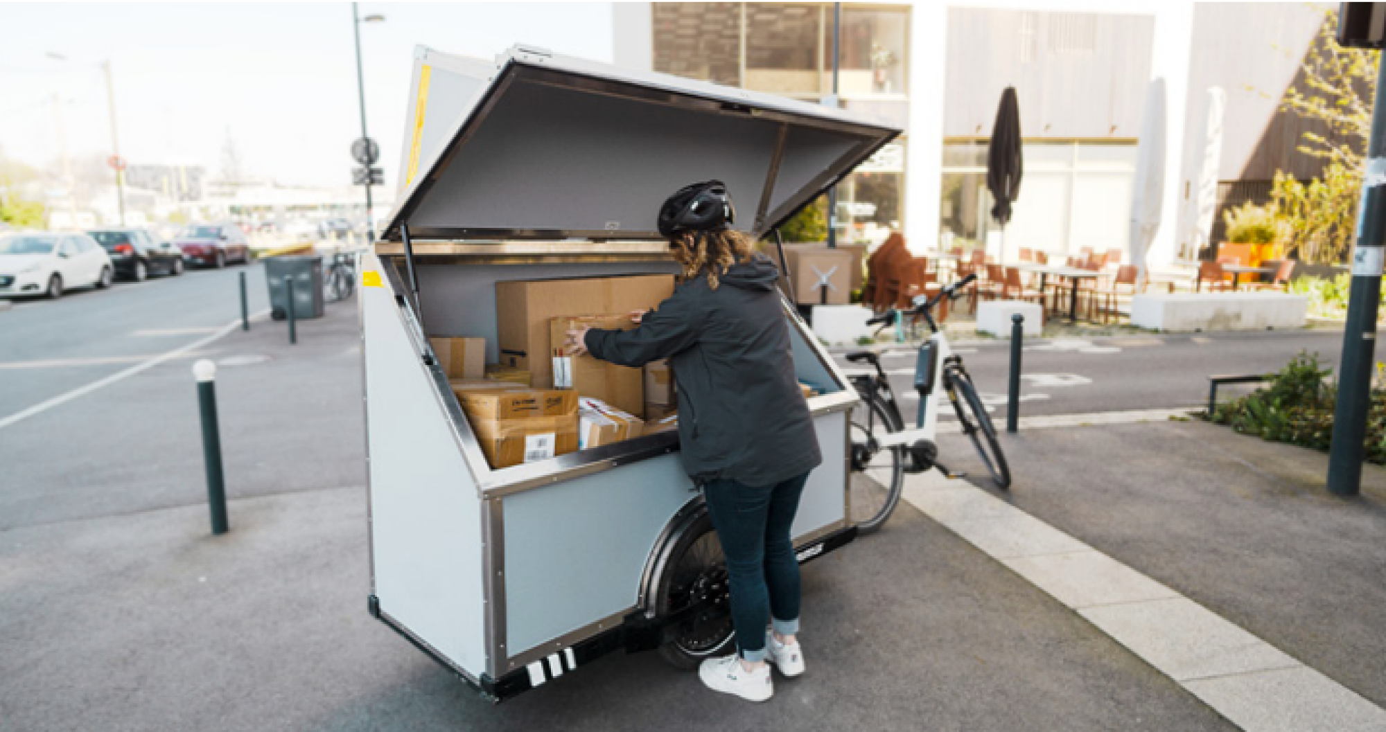 Remorque vélo conteneur pour colis