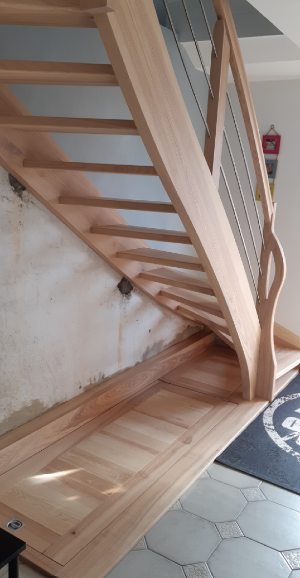 Escaliers superposés avec accès dissimulé sur vérins