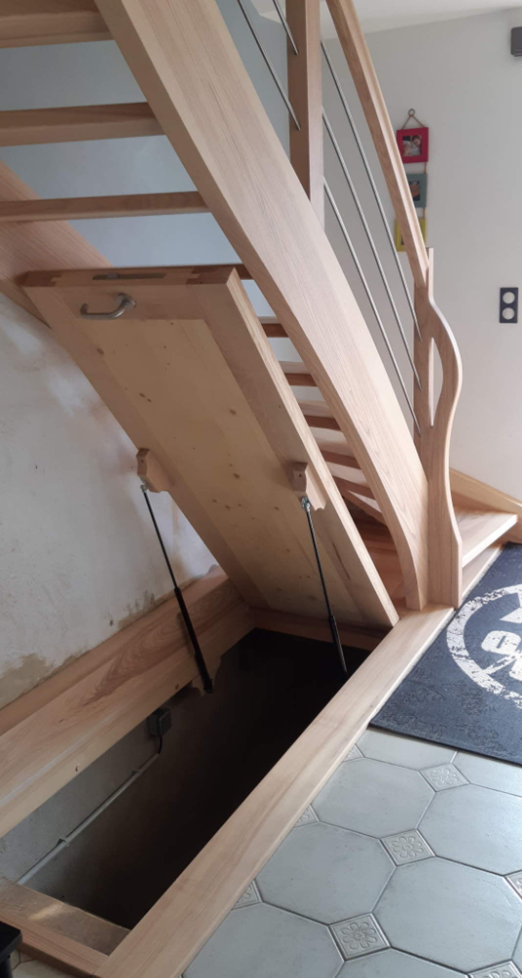 Escaliers superposés avec accès dissimulé sur vérins