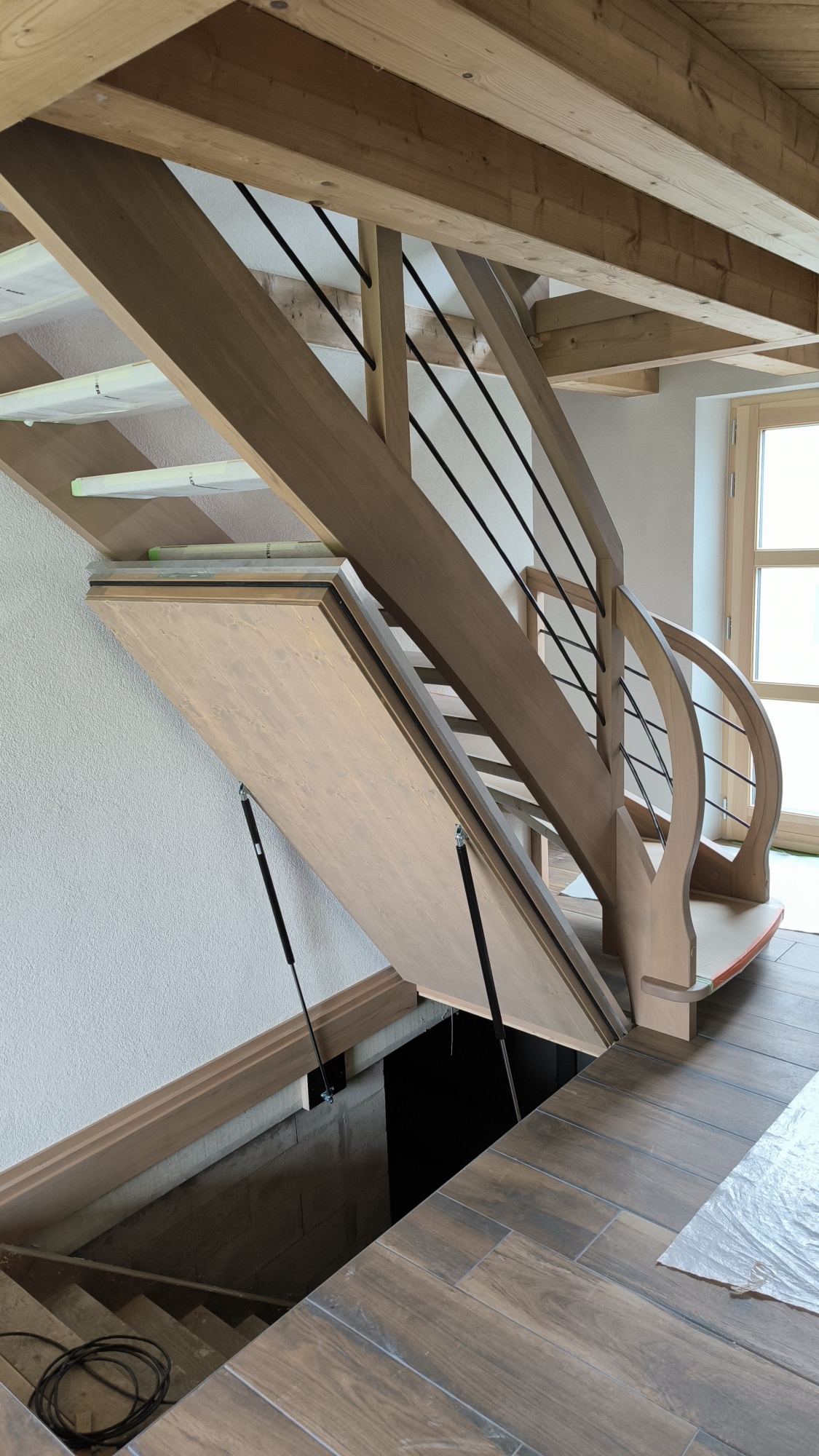 Escaliers superposés avec accès dissimulé sur vérins