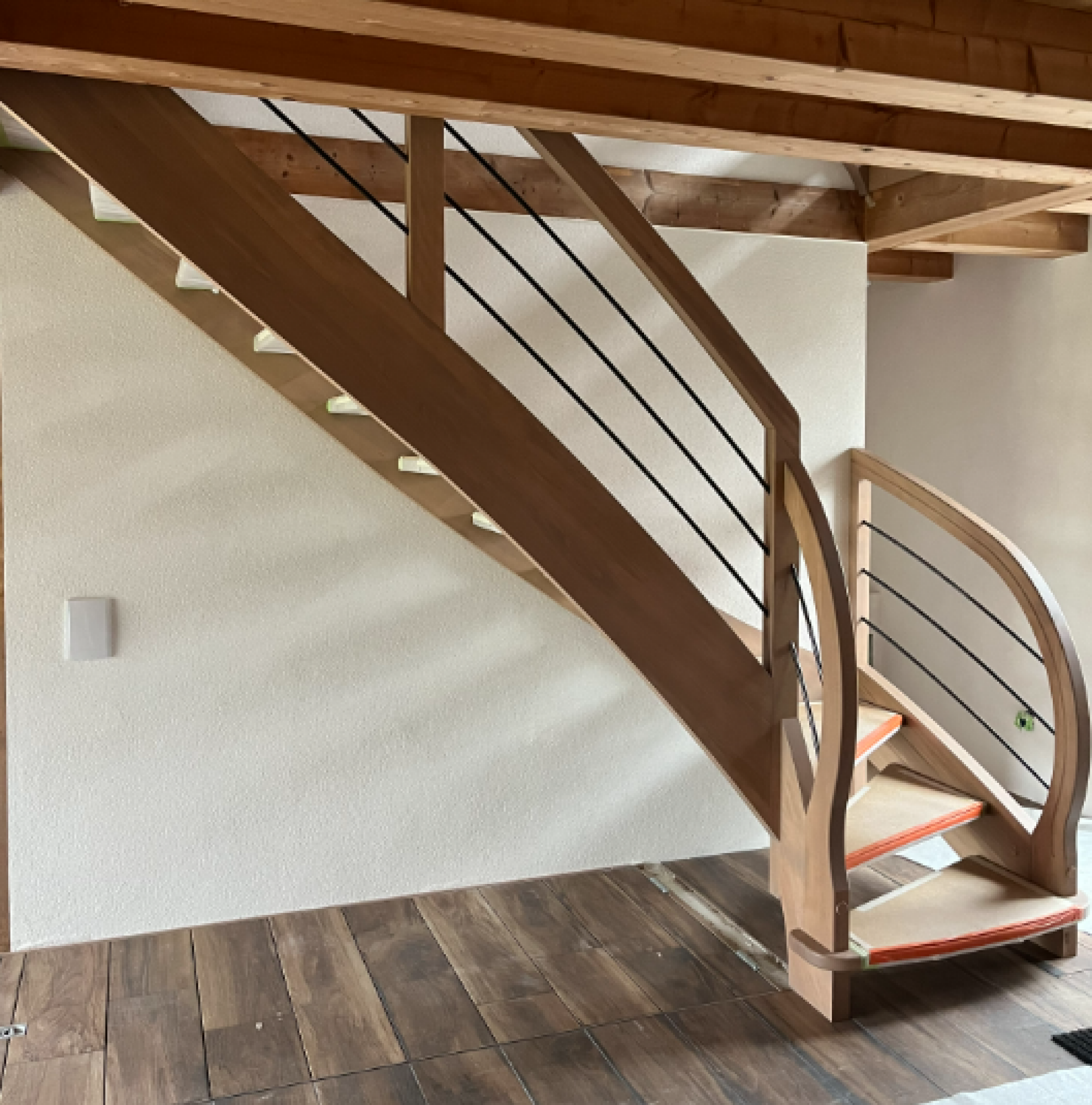 Escaliers superposés avec accès dissimulé sur vérins